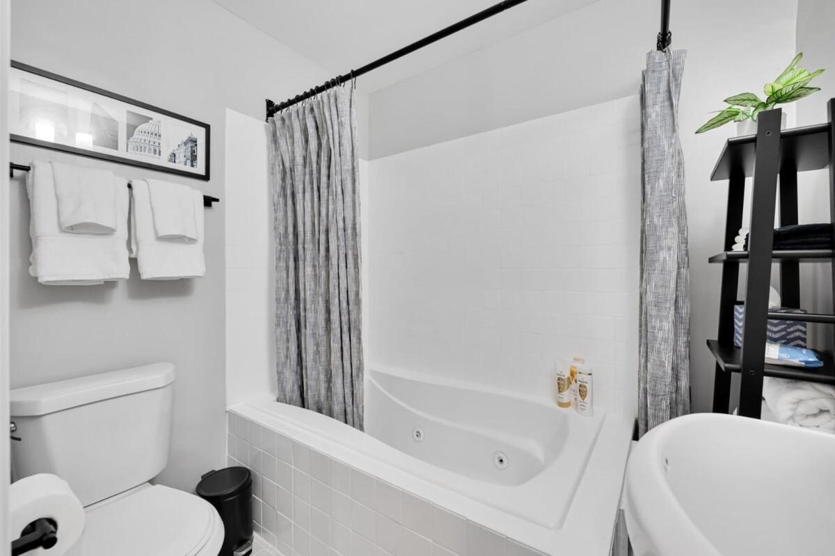 Luxury 4-br With Free Parking In Heart Of Dc - Steps To Metro Apartment *